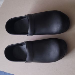 Dansko clogs black size 39 (8.5-9)us